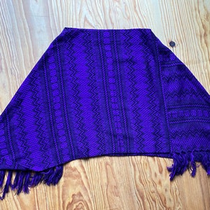 Poncho court vintage 70/80s en lainage fin artisanal, couleurs violet et noir, Taille unique image 10