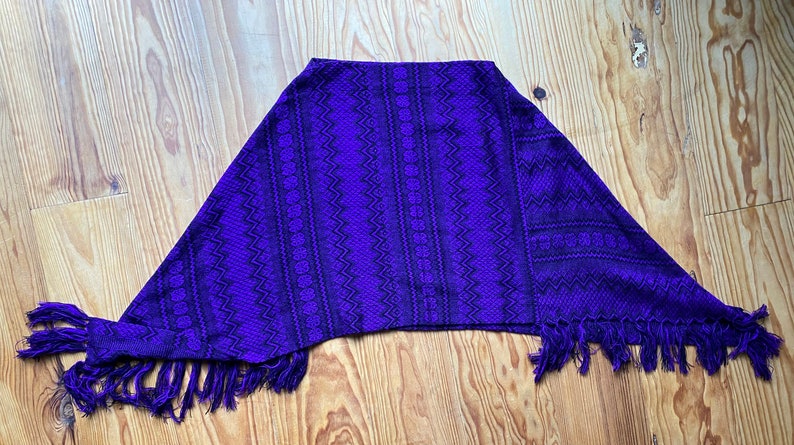 Poncho court vintage 70/80s en lainage fin artisanal, couleurs violet et noir, Taille unique image 10