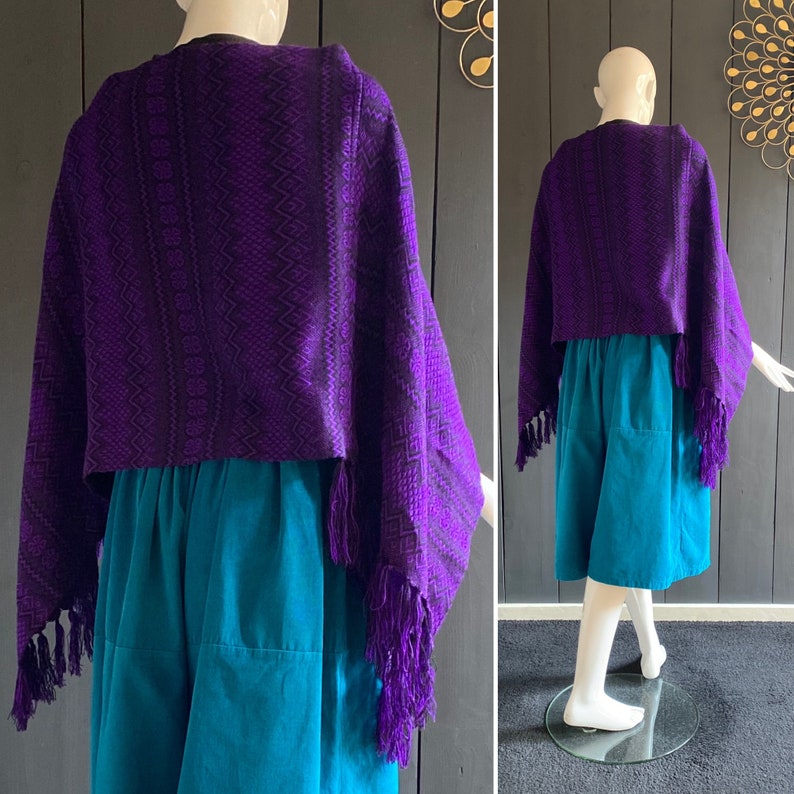 Poncho court vintage 70/80s en lainage fin artisanal, couleurs violet et noir, Taille unique image 5