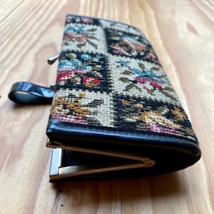Lindo bolso/bolso vintage de los años 60 con doble compartimento y cierre tipo beso en piel sintética y tapiz floral