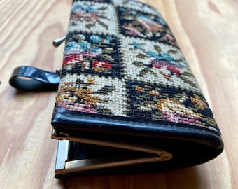 Adorable vintage 60s double-compartment wallet/purse with a kiss clasp in faux leather and floral tapestry