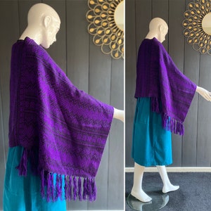 Poncho court vintage 70/80s en lainage fin artisanal, couleurs violet et noir, Taille unique image 4