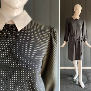 Elegant vintage 60s silk dress in black with small yellow polka dots, straight cut and low waist with matching belt, size 38/40