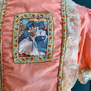 Craquante tunique vintage bohème fillette manches courtes ballon, rose corail à details dentelle et imprimé Art Nouveau, Taille 6/8 ans image 2