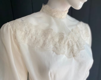 Transparente Bluse im viktorianischen Stil der 60er Jahre, mit Stehkragen aus Spitze, hinten geknöpft, T 40/42