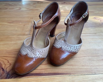 Elegant vintage 60s two-tone leather Wingtip pumps, beige and brown, Size 34.5