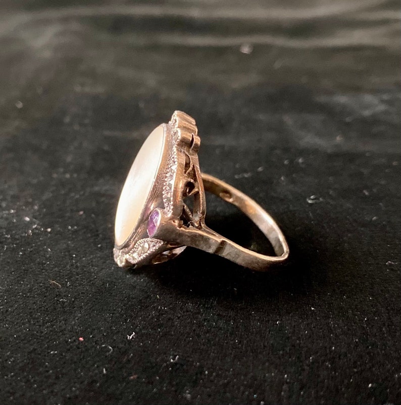 purple stone inlays and large mother-of-pearl set in the centre T 6264 Vintage silver 60s ring with silver oval cabochon