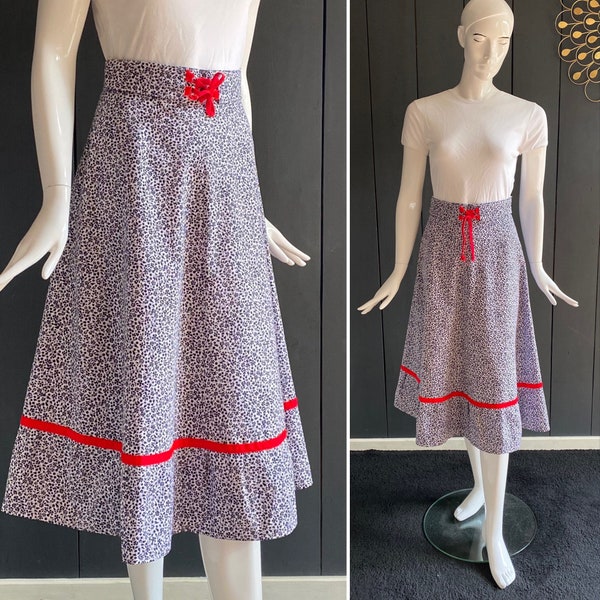 Preciosa falda midi vintage de los años 70, corte trapecio, blanca con delicados motivos florales azul marino + cintas rojas, T 34/36/S