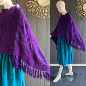 Poncho court vintage 70/80s en lainage fin artisanal, couleurs violet et noir, Taille unique image 8