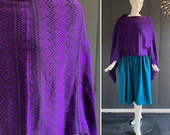 Poncho court vintage 70/80s en lainage fin artisanal, couleurs violet et noir, Taille unique