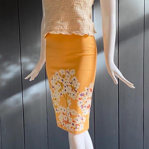 Ravissante jupe crayon vintage 90s inspiration années 1960 couleur jaune pâle motifs floraux, Taille 32/3XS femme toute fine ou jeune fille