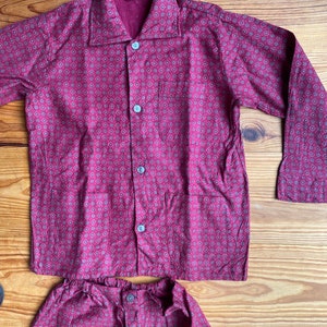 Pyjama vintage 60s dead stock en coton fin style Pilou dominante rouge Bordeaux avec chemise et pantalon Taille 12 ans image 4