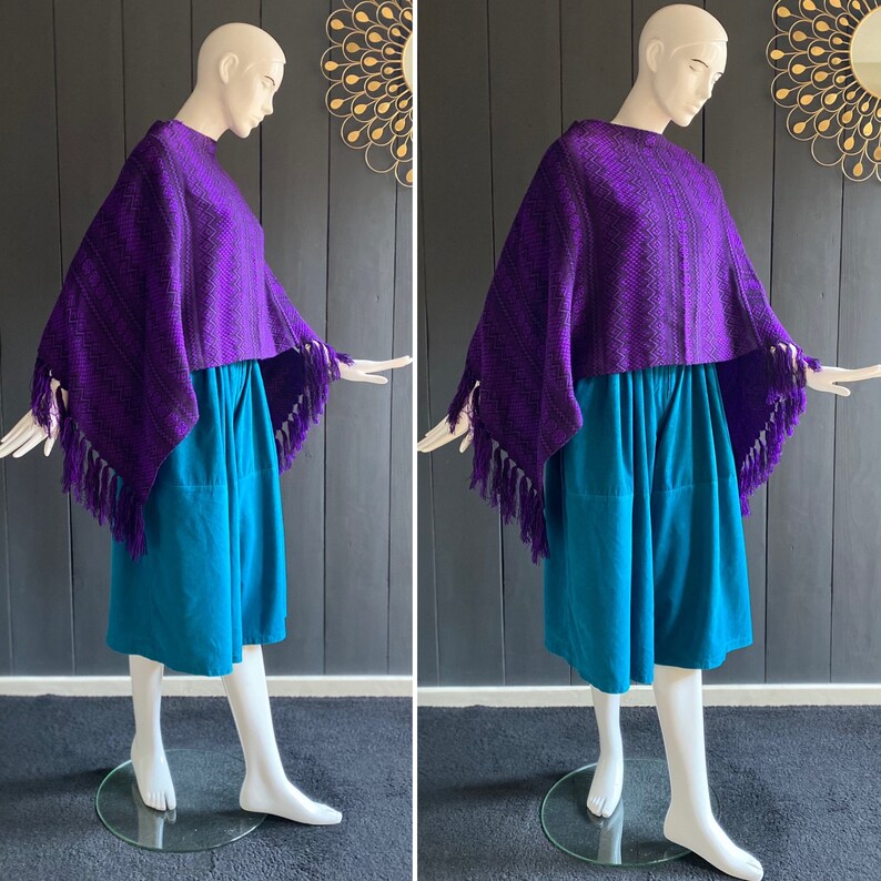 Poncho court vintage 70/80s en lainage fin artisanal, couleurs violet et noir, Taille unique image 3