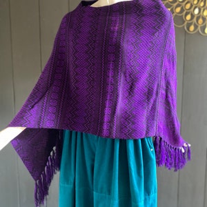 Poncho court vintage 70/80s en lainage fin artisanal, couleurs violet et noir, Taille unique image 9