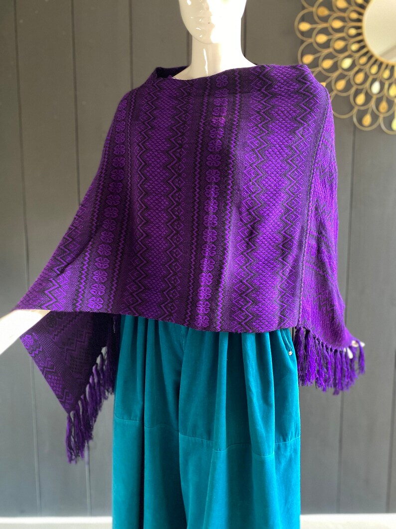 Poncho court vintage 70/80s en lainage fin artisanal, couleurs violet et noir, Taille unique image 9