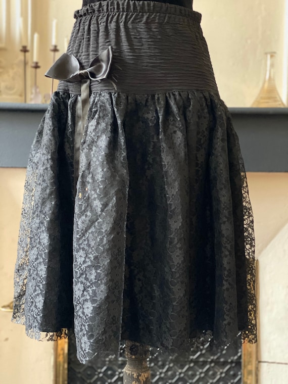 Vintage skirt 80s black lace and smocks around hip