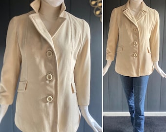 Vintage 1960s short jacket/coat in ivory white Loden wool, with slit pockets and a notched collar, Size 40/M