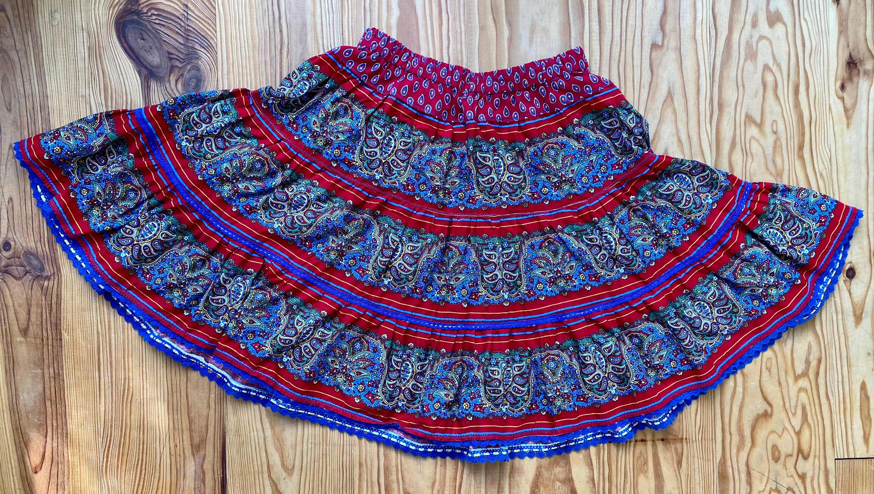 Vintage 80s/90s Circle Skirt With Provençal Pattern and Black Lace