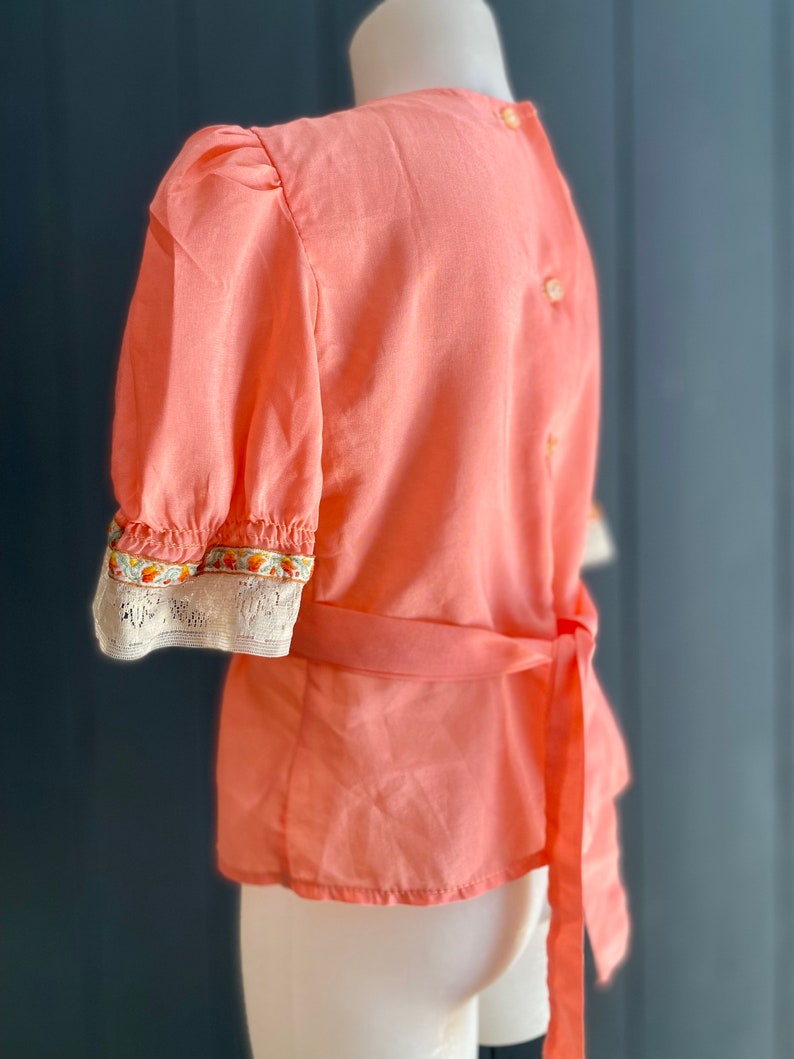 Craquante tunique vintage bohème fillette manches courtes ballon, rose corail à details dentelle et imprimé Art Nouveau, Taille 6/8 ans image 5