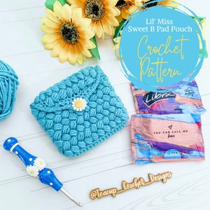 Lil' Miss Sweet B Pad Bolsa Patrón de Ganchillo, Bolsa de Almohadilla, Patrón de Bolsa, Ganchillo, Monedero para Niños Pequeños, Patrón de Monedero, Cosas de Niña