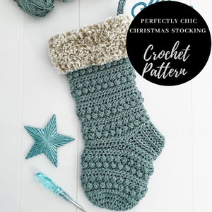 Puede incluir: Una media de Navidad de crochet azul turquesa con un puño de piel sintética. La media está hecha con un punto texturizado y tiene una superposición de texto "Perfectly Chic Christmas Stocking Crochet Pattern".