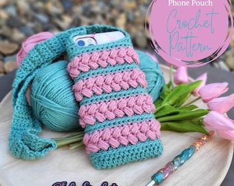 Puede incluir: Una funda para teléfono de crochet con un diseño a rayas rosa y turquesa. La funda tiene una correa larga y está hecha con un punto texturizado. La imagen incluye el texto "Perfectly Chic Phone Pouch Crochet Pattern".