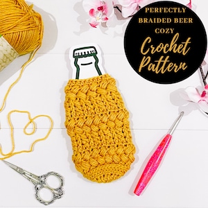 Peut inclure: Un chauffe-bière en crochet de couleur jaune moutarde. Le chauffe-bière est réalisé avec un point de tricot tressé. Le chauffe-bière est sur une surface blanche avec un crochet en crochet rose et une paire de ciseaux. Le texte "Perfectly Braided Beer Cozy Crochet Pattern" est sur un cercle noir.