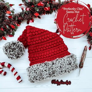 Könnte beinhalten: Rote Häkelmütze mit weißem Kunstfellbesatz. Die Mütze hat ein strukturiertes Noppenmuster. Der Text "Perfectly Chic" Santa Hat Crochet Pattern" ist im Bild sichtbar.
