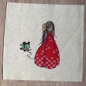 Può includere: Una ragazza con i capelli lunghi e castani indossa un vestito rosso con stampa floreale bianca e un fiocco giallo. Un elefante verde con un fiocco blu è su uno skateboard.