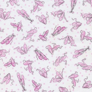 Könnte beinhalten: Ein Muster aus rosa Ballettschuhen mit Bändern auf weißem Hintergrund mit rosa Punkten. Die Ballettschuhe sind mit schwarzen Linien umrandet und haben Schleifen, die ein zartes Design bilden.