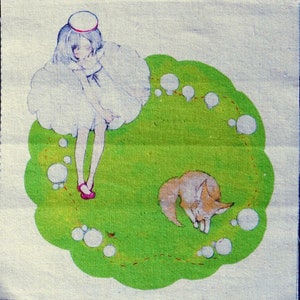 Könnte beinhalten: Ein Mädchen in einem weißen Kleid und einem weißen Hut sitzt auf einem grünen Grasfleck mit einem weißen Fuchs, der sich auf dem Boden zusammengerollt hat. Das Mädchen trägt rote Schuhe und das Gras ist mit weißen Kreisen übersät.