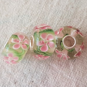 Perle de verre lampadée avec des fleurs image 2