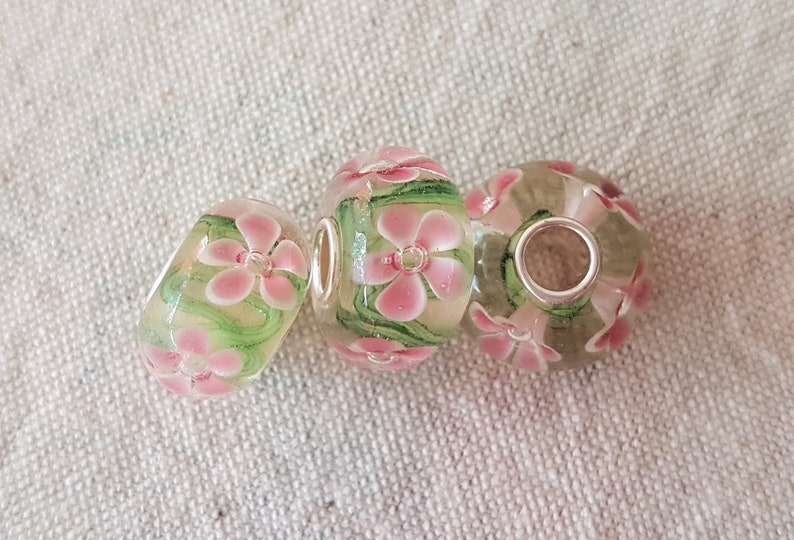 Perle de verre lampadée avec des fleurs image 2