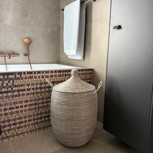 Afrikaanse zeegras witte wasmand opbergmand uit Senegal 70-75 cm. fairtrade