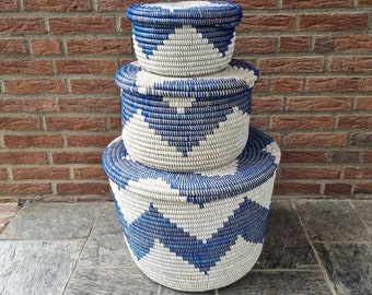 Afrikaanse mand wasmand opbergmand handgemaakt zeegras Fairtrade blauw uit Senegal.