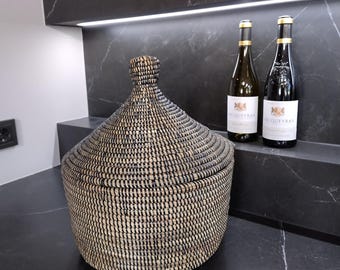 Zwarte afrikaanse opbergmand tajine zeegras handgemaakt Senegal