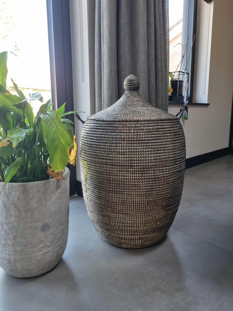 Afrikaanse traditionele handgemaakte zeegras fairtrade zwart wasmand uit Senegal 80 cm image 1