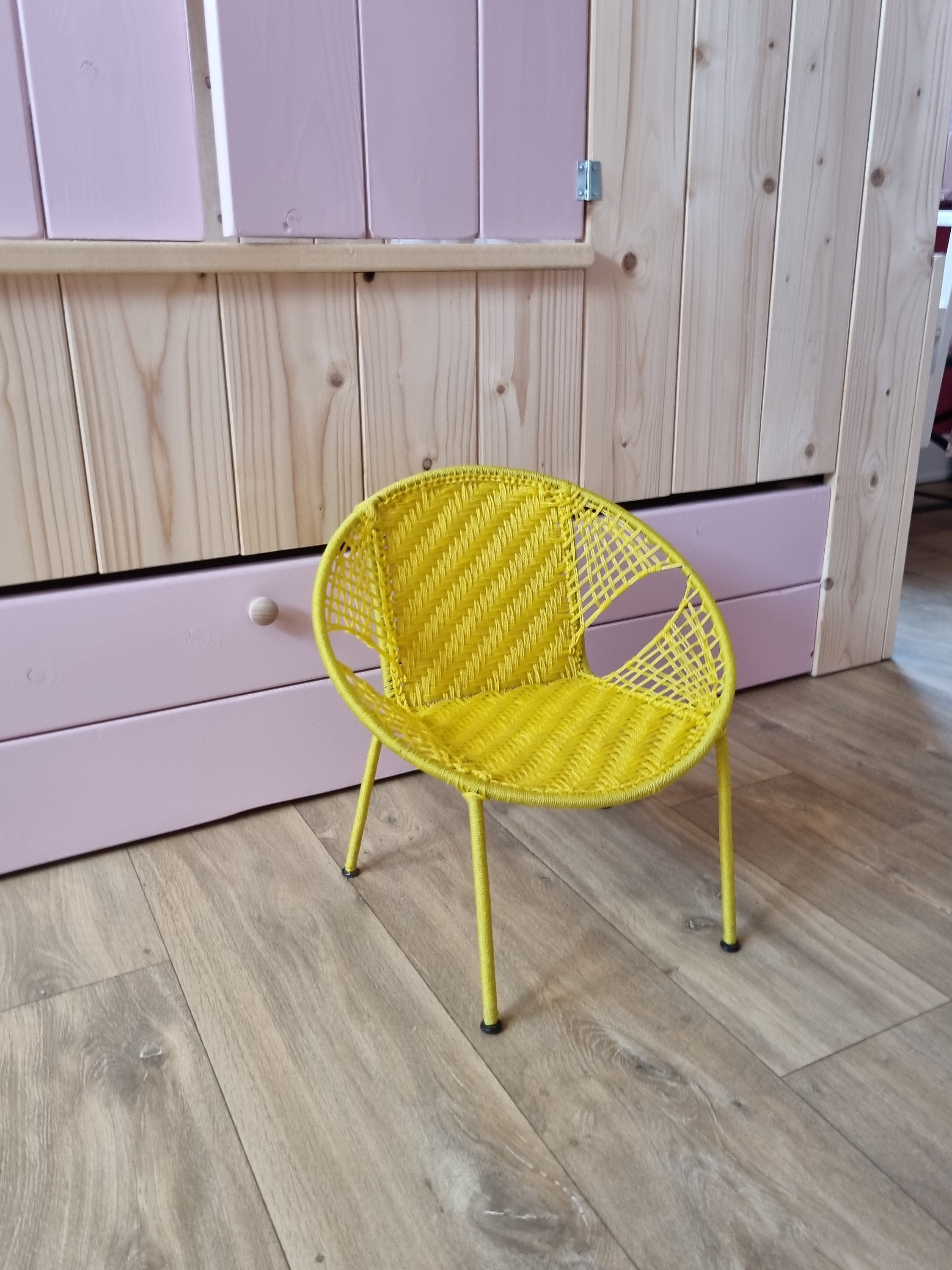 Kinderstoel geel handgemaakt uit Senegal 40 cm.