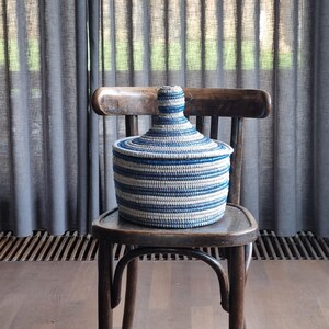 afrikaanse blauw witte zeegras opbergmand tajine uit Senegal