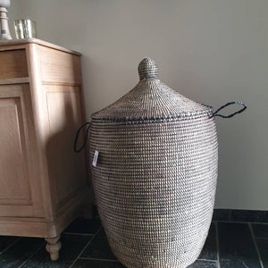 Afrikaanse traditionele handgemaakte zeegras fairtrade zwart wasmand uit Senegal 80 cm afbeelding 2