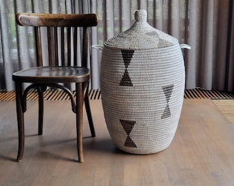 Afrikaanse wasmand boho mand traditionele handgemaakt van zeegras fairtrade wit zwart opbergmand uit Senegal