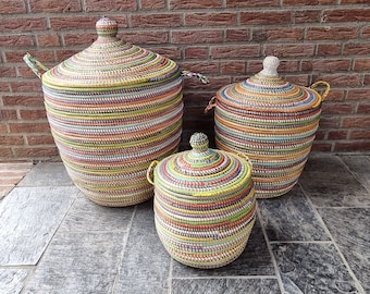 Afrikaanse mand wasmand opbergmand handmaat Fairtrade bruin wit uit Senegal.