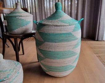 Afrikaanse traditionele handgemaakte zeegras fairtrade turquoise wit wasmand uit Senegal 80 cm