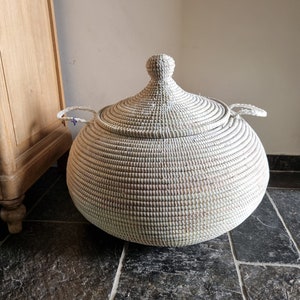 Afrikaanse traditionele handgemaakte zeegras fairtrade witte mand uit Senegal 45 cm