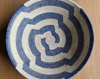 Grote afrikaanse schaal van zeegras handgemaakte fairtrade schaal blauw uit Senegal D 50 cm.