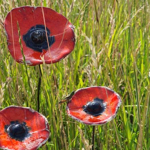 Keramische Klaprozen Handgemaakt uit Litouwen Tuindecoratie Fairtrade Bloem op metalen pin, 'Memorial Poppy'