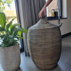 Afrikaanse traditionele handgemaakte zeegras fairtrade zwart wasmand uit Senegal 80 cm image 10