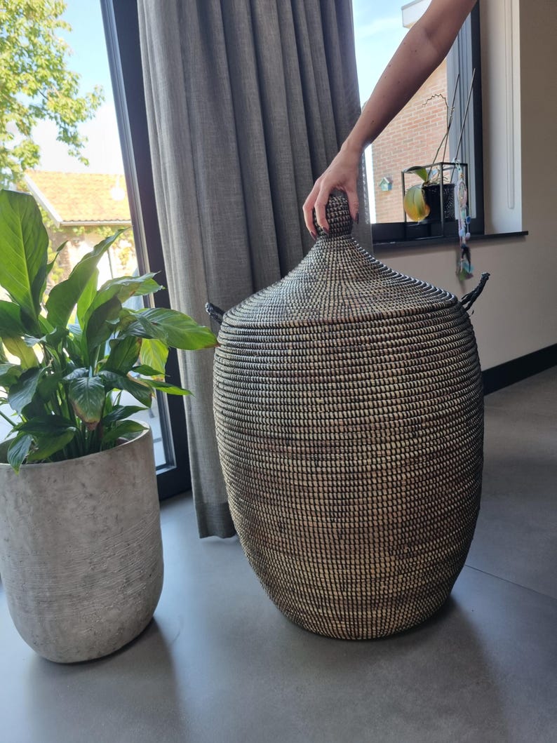 Afrikaanse traditionele handgemaakte zeegras fairtrade zwart wasmand uit Senegal 80 cm image 10