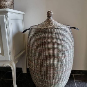 Afrikaanse traditionele handgemaakte zeegras fairtrade zwart wasmand uit Senegal 80 cm afbeelding 1