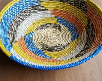 Grote afrikaanse schaal van zeegras handgemaakte fairtrade schaal zwart uit Senegal D 50 cm.